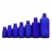Flacon vide en verre bleu cobalt givré avec bouchon à vis argenté pour l'emballage de liquides cosmétiques et d'huiles essentielles