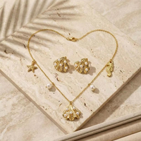 Collier pendentif en acier inoxydable plaqué or 18 carats, style plage et océan, avec étoile de mer, hippocampe, coquillage et fausse perle