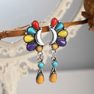 Orecchini a Mezzaluna con Accenti Colorati, Design Vintage, Accessori di Moda per Donne - Product Image 4