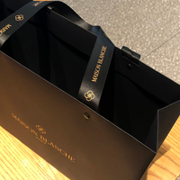 Sac en papier de luxe noir mat avec poignée en ruban et logo doré pour emballage de bijoux, vêtements et cosmétiques en gros