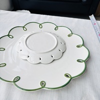 Ensemble d'assiettes à dîner en céramique de forme festonnée européenne avec bordure colorée pour décorations de table de mariage