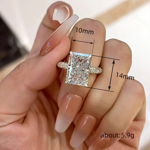 Anello da Donna con Design a Centro Ampio, Semplice e Elegante - Product Image 4