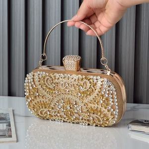Bolso de mano de lujo para mujer con diseño de diamantes, informal, con cremallera, cadenas, impermeable, capacidad de 3L+, para fiesta de noche, con patrón floral hueco - Product Image 4