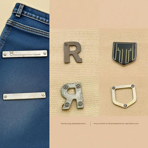 Individuelle Geprägte Metallanhänger aus Hardware mit Markenlogo, Metall-Etiketten für Kleidung - Product Image 2