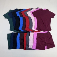 Ensemble de yoga 2 pièces extensible pour femme : haut court à col rond et manches courtes, short d'entraînement taille haute, sans couture, uni, anti-plis