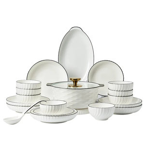 Ensemble de bols et assiettes en céramique personnalisés, blancs, avec bordure noire et motif croissant en relief, pour hôtels et restaurants. - Product Image 6