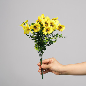 Bouquet de fleurs artificielles de primulas jaunes, oranges et rouges en PVC pour décoration de bureau et aménagement paysager extérieur - Product Image 2