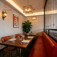 Table en bois avec pieds en acier inoxydable, canapé en cuir rouge, ensemble de chaises marron, style moderne rétro pour steakhouse, café, restaurant, hôtel