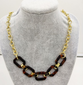 Colgante de acetato de tono dorado antiguo de moda con cadena de oro de concha de tortuga collar de eslabones de Tokio con Material de resina de perla - Product Image 1