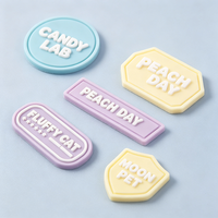 Écussons décoratifs en silicone souple personnalisés, gaufrés 2D/3D, avec logo, à thermocoller pour vêtements et chapeaux, en PVC, à prix abordable