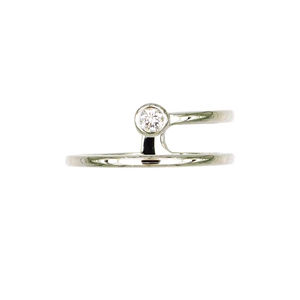 Anillo de doble banda con diamante único engastado en bisel de oro blanco de 18 quilates, joyería minimalista moderna para mujer - Product Image 1