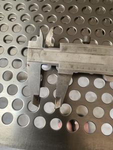 סין מפעל אספקת ישירות נירוסטה אלומיניום מחורר לוחות מחוררים קטנים מתכת רשת חור חומר מחורר גיליון מחורר - Product Image 4