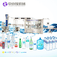Ligne de production complète d'eau potable en bouteille, incluant des machines automatisées de soufflage, de traitement de l'eau, de remplissage, d'étiquetage et d'emballage