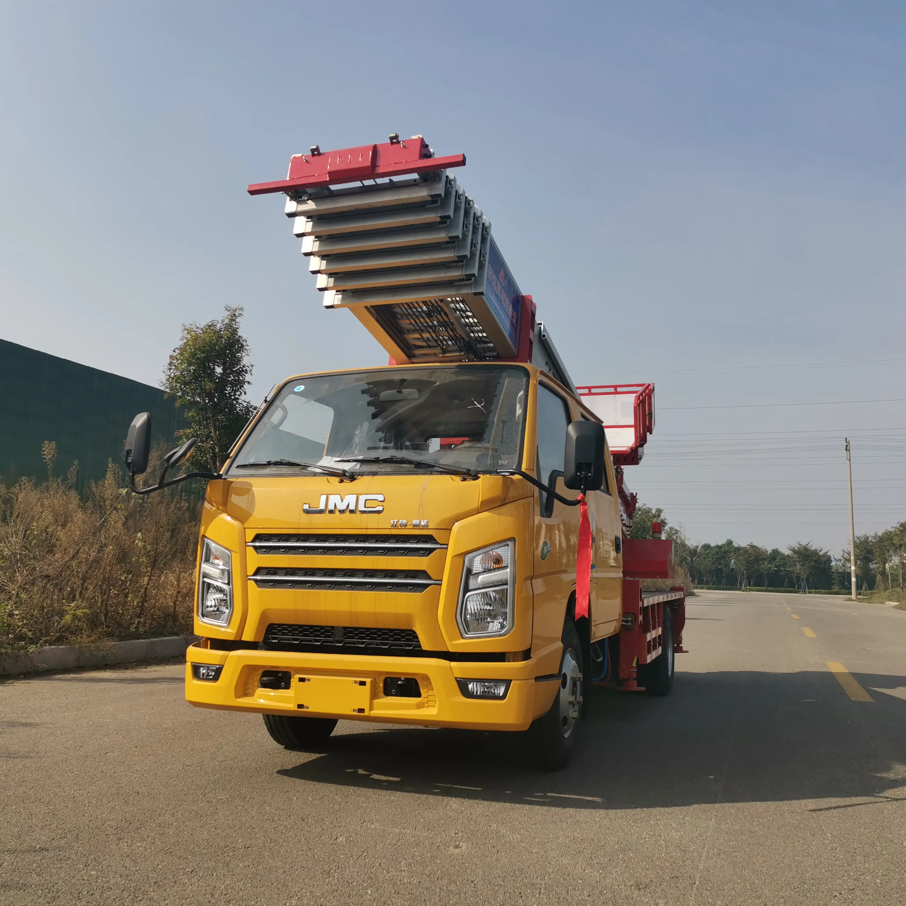 Camion à échelle de 32m avec bras télescopique est facile à utiliser, utilisé pour la cueillette des vergers, le sauvetage des bâtiments et le déplacement