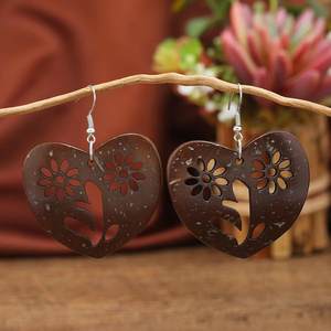 مجوهرات عتيقة من قشرة جوز الهند على شكل قلب عصري محفور يدويًا من النباتات والزهور للنساء لحفلات الزفاف - Product Image 6