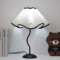 Lampe de bureau LED de style nordique minimaliste moderne, lampe de chevet de chambre à coucher, lampe de table créative en forme de pétale, décoration de chambre