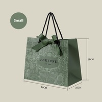 Sac shopping en papier vert foncé de luxe personnalisé avec poignée en ruban, pelliculage mat, écologique et recyclable pour boutique de chaussures