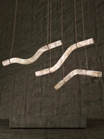 Luminaire suspendu néoclassique en marbre naturel espagnol de designer populaire, style italien luxueux pour salon et salle à manger.