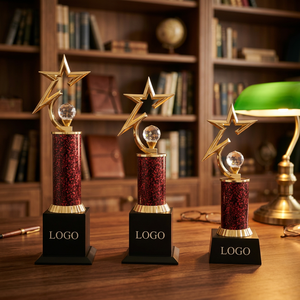 Trophée en forme d'étoile plaqué or avec colonne à paillettes rouges et base gravée avec logo en boule de cristal pour événements de reconnaissance d'entreprise - Product Image 1