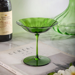 Verres à vin uniques de luxe faits à la main <span class=keywords><strong>en</strong></span> forme de fleur vintage antique flûte à <span class=keywords><strong>champagne</strong></span> verre à martini verres à vin coupé vert rose - Product Image 6