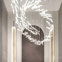 Lustre moderne en verre blanc conçu sur mesure allumant une suspension de forme longue pour une application hôtelière