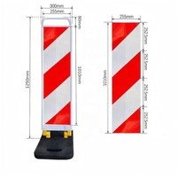 Poteau de signalisation routière mobile rouge et blanc réfléchissant avec roulettes et base en caoutchouc pour la construction routière