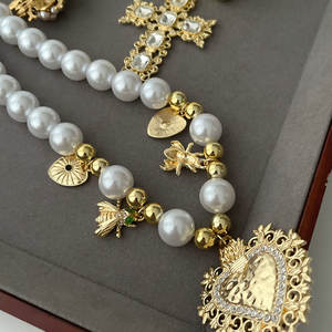 Elegante <span class=keywords><strong>Collana</strong></span> <span class=keywords><strong>con</strong></span> Perle e Perline Metalliche <span class=keywords><strong>con</strong></span> Ciondoli Simbolici tra cui <span class=keywords><strong>Coccinella</strong></span>, Cuore e Croce <span class=keywords><strong>con</strong></span> Zirconi Scintillanti - Product Image 5