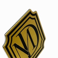 Plaque de nom en aluminium personnalisée avec logo en or gaufré sur étiquette noire en métal pour parfum