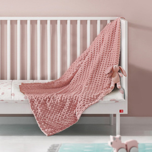 Livraison rapide nouveau-né cadeau 100% Polyester à pois doux <span class=keywords><strong>polaire</strong></span> personnalisé Minky <span class=keywords><strong>bébé</strong></span> <span class=keywords><strong>couverture</strong></span> avec jouets en peluche - Product Image 5