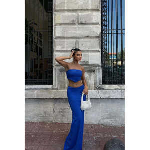 Ensemble jupe et veste Saks pour femme avec fente élégante – Tenue chic pour femme - Product Image 1