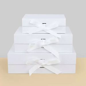 Boîtes en carton rigide recyclé personnalisées avec fermeture magnétique, ruban, pelliculage brillant, vernis sélectif UV pour chaussettes - Product Image 5