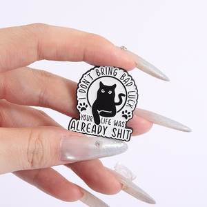 Spilla smaltata a forma di gatto nero simpatico, con la scritta 'Non porto la sfortuna, qual parte del 'miaio' non capisci?', distintivo da risvolto, gioielli e regali - Product Image 2
