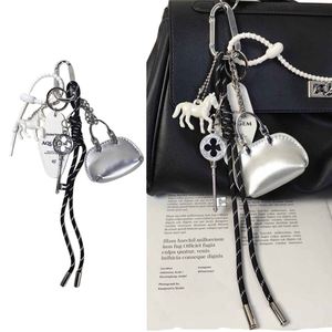 Llavero Minimalista de Plástico con Diseño de Caballo Blanco Plateado, Accesorio para Monedero, Patineta y Decoración de Bolsos Pequeños - Product Image 1