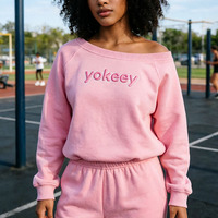 Ensemble survêtement streetwear 2 pièces pour femme : sweat à capuche oversize épais brodé sur mesure et pantalon de survêtement à épaules dénudées