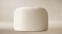 Fauteuil artisanal Los Angeles, expression sculpturale, dossier arrondi, accoudoirs inclinés avec finitions, coussins en duvet et plumes moelleux