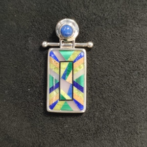 Pendentif en argent 925 avec incrustations de lapis-lazuli, malachite et aventurine lavande - Product Image 1