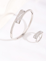 Parure de bijoux en zircon taille princesse géométrique moderne, bracelet ouvert et bague carrés étincelants en zircon pour le bureau, les mariages et les cadeaux de fête