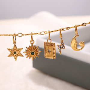 Fantaisie cosmique |   Pendentif en acier inoxydable plaqué or PVD 18 carats avec zircon, motif céleste étoile, lune, planète, pour la fabrication de bijoux - Product Image 2