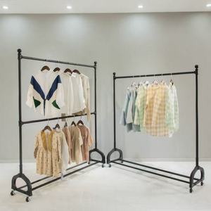 Porte-vêtements mobile à double rail avec roulettes pour les tenues des enfants et des femmes dans les boutiques - Product Image 3