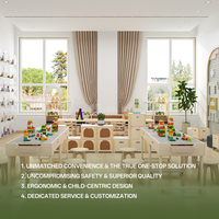 Ensemble table et chaises carrées en bois écologiques Hikeylove pour 4 enfants, idéal pour les crèches et les salles de classe.
