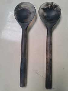 Achetez un ensemble de 2 cuillères en résine avec finition oxydée fumée, ustensiles rustiques faits à la main pour la salle à manger, la cuisine et le service décoratif - Product Image 4