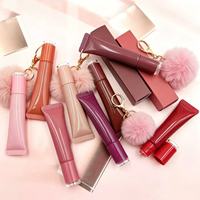 Tube de brillant à lèvres vide en gros avec porte-clés pompon, emballage cosmétique DIY pour les lèvres, conteneur personnalisé avec logo privé, OEM