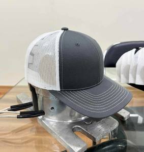 Gorra Trucker Personalizada de 6 Paneles con Parche de Cuero de Alta Calidad, Gorra de Malla con Cierre a Presión, Etiqueta Tejida Personalizada, Gorra de Malla Moderna - Product Image 3