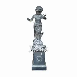 تمثال كيروبي عتيق خارجي للحديقة مع منحوتة فراشة كديكور خارجي تمثال ملاك للحديقة الضخمة من الحديد الزهر