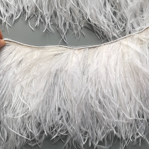 Frange en plumes d'<span class=keywords><strong>autruche</strong></span> sur cordon, 6-8 cm, nouveau design, <span class=keywords><strong>prix</strong></span> abordable, haute qualité, pour décorations, directement de l'usine du fabricant - Product Image 1