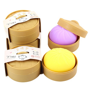 Grandi palline colorate a forma di cartone animato per alleviare lo stress e rilassarsi. Ripresa lenta. Divertimento con le dita. Cibo Antistress. Parodie Creative - Product Image 5