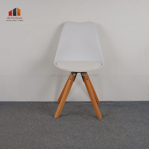 Chaise de salle à manger moderne en PP blanc avec pieds en bois de hêtre naturel, style scandinave, design minimaliste pour la maison, le café et le bureau - Product Image 3