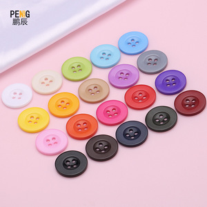 Botones Redondos de Resina Pengchen con Cuatro Agujeros, Coloridos y de Borde Ancho para Suéteres, Gabardinas y Costura DIY - Product Image 1