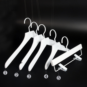 Colgador de <span class=keywords><strong>ropa</strong></span> de <span class=keywords><strong>madera</strong></span>, marca de lujo, color blanco brillante, personalizado, con ganchos y Clips blancos - Product Image 1