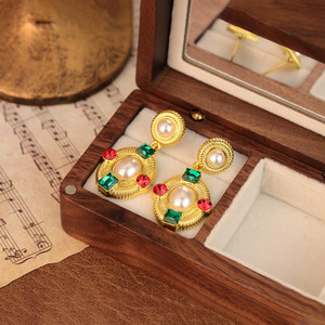 Boucles d'oreilles pendantes plaquées or vintage à la mode, incrustées de zircon et de perles, design rétro français unisexe - Product Image 3